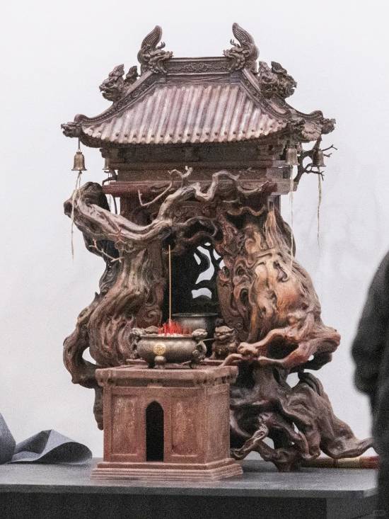 玩家晒《黑神话：悟空》艺术展现场图：土地庙雕塑太逼真！