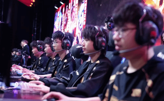 《英雄联盟》RNG被曝五个月不发工资：换你能好好干活儿吗？