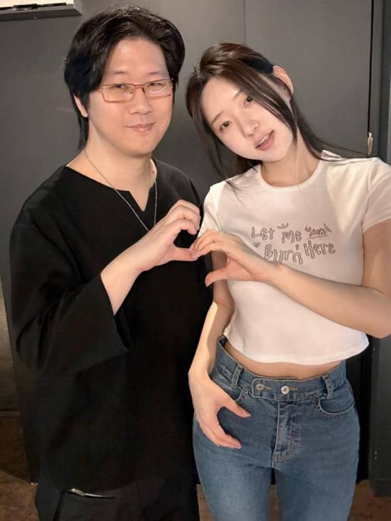 《剑星》体模晒与金亨泰的合照：两人比心亲密贴贴!