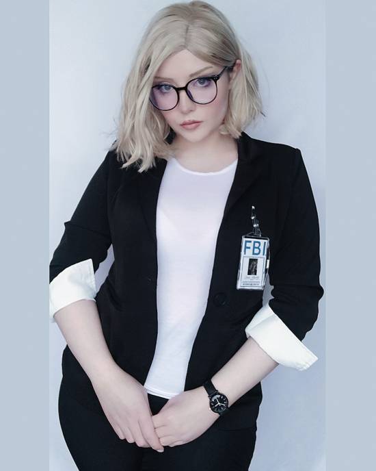 《生化9》女主引发COS热潮：金色卷发配班味儿眼镜