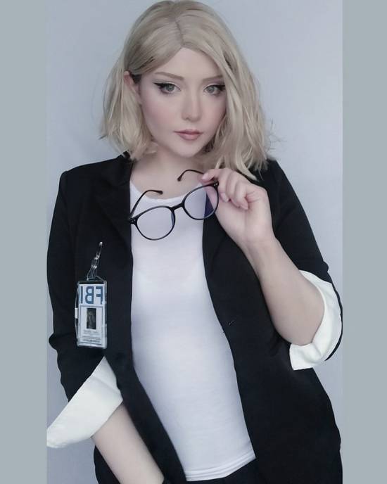 《生化9》女主引发COS热潮：金色卷发配班味儿眼镜