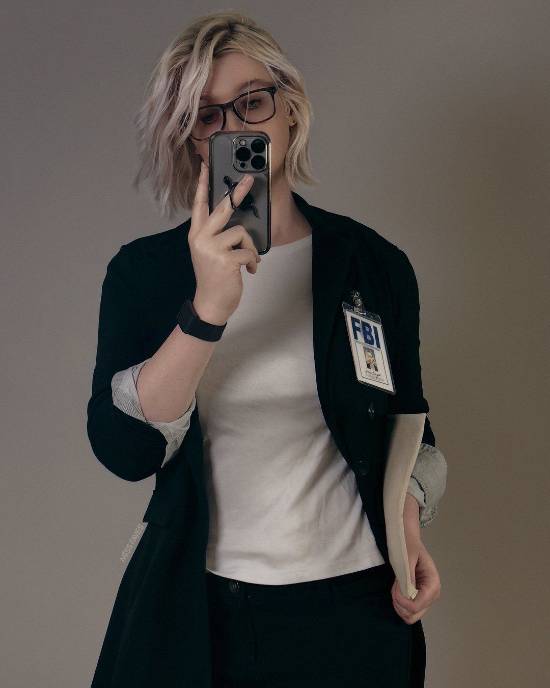 《生化9》女主引发COS热潮：金色卷发配班味儿眼镜