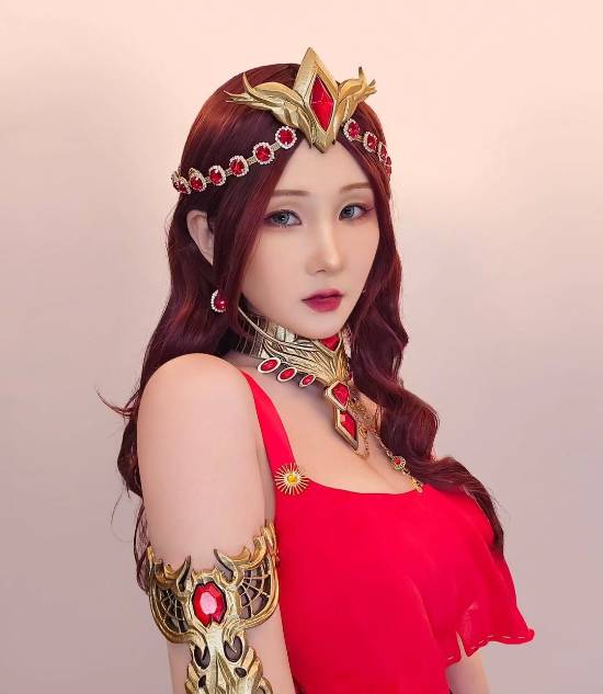 《剑星》第三位体模COS过叶奈法！美女气质十足